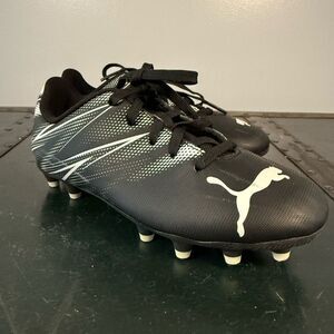 Puma Kids Attacanto Youth Pitch Soccer Cleats Black silver Shoes Size 13.5 Youth